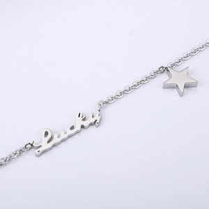 Détail du bracelet en acier argenté avec pendentif lettre lucky et petite étoile