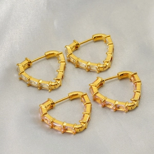 Détails des créoles cœur dorées avec des zircons rectangulaires roses et transparents