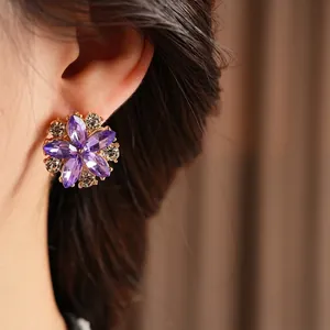 Orecchini a fiore vintage dorati con cristalli viola e zirconi cubici scintillanti