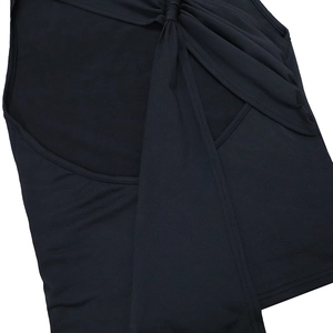 Dettaglio del top nero con scollo a V che mostra il design a nodo e il tessuto a maglia