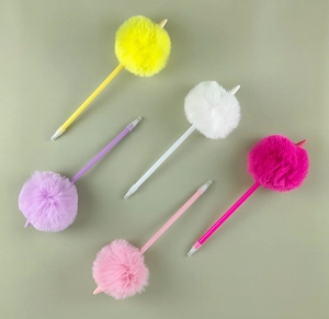 Détail de stylos pompons colorés avec de mignons toppers de glace en plusieurs couleurs
