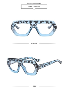 Makro-Detail einer geometrischen Sonnenbrille mit blauem Leo-Muster und Metallnieten
