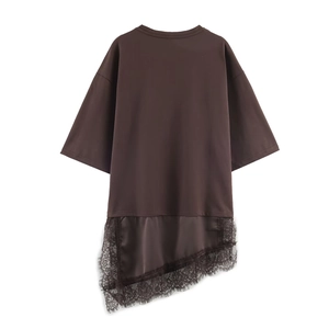 Dettaglio di t-shirt marrone scuro con bordo in pizzo e orlo in raso asimmetrico