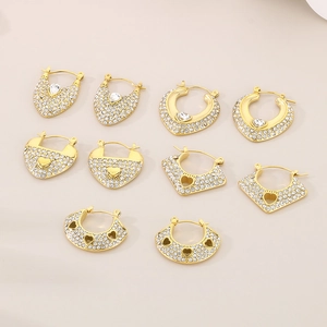 Lot de boucles d'oreilles vintage dorées évidées avec strass de formes variées