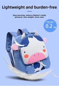 Detalle de la mochila ligera de 0,2 kg con diseño de vaca para niños en azul claro