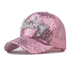 Détail latéral de la casquette rose à paillettes et mesh avec lettrage perle Baby