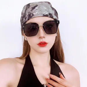 Lunettes de soleil carrées léopard rétro avec verres foncés et bandana en soie élégant