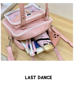 Vue détaillée du sac Ita en cuir rose montrant la capacité et la fenêtre transparente