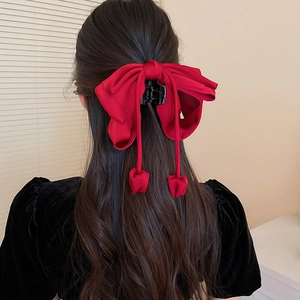 Pince à cheveux élégante avec grand nœud en tissu rouge foncé et longs glands