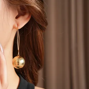 Élégantes boucles d'oreilles boules martelées en or 18 carats avec longs crochets