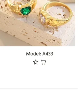 Makroansicht der Vintage-Goldringe mit smaragdgrünen und klaren herzförmigen Kristallen
