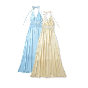 Robe dos nu à col en V avec dentelle en bleu clair et beige, tissu satiné soyeux