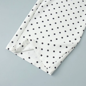 Détail du pantalon à pois avec ourlet à double couture et texture de tissu haut de gamme
