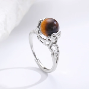 Makro-Detail des Retro-Rings mit Tigerauge-Stein und vintage Hohlmuster-Design