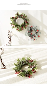 Detailansicht eines Weihnachtskranzes mit Tannennadeln, Zapfen und roten Beeren Dekoration
