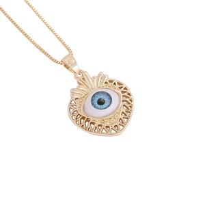 Collier pendentif coeur en or 18 carats avec motif oeil bleu et chaîne à maillons