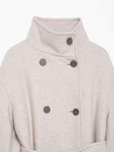 Dettaglio del cappotto in lana avena doppiopetto con collo alto e bottoni color marrone