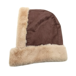 Dettaglio della trama del cappello invernale in finta pelle scamosciata e pelliccia sintetica