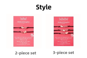 Détail de bracelets papillon tressés avec une carte cadeau pour mère et fille