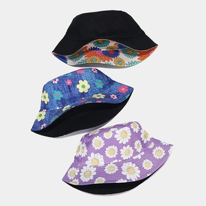 Trois bobs assortis pour femmes avec motifs floraux pour protection solaire estivale