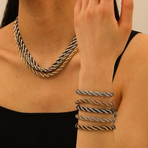 Collier chic en zircon à pétales avec chaîne torsadée en acier inoxydable plaqué or 18 carats