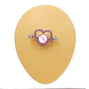 Piercing de mamelon coeur rose en acier inoxydable avec strass en cristal sur modèle