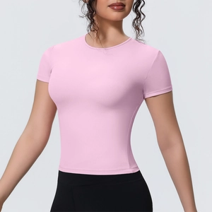 Vue de face du t-shirt de yoga rose ajusté montrant le tissu respirant et la coupe sport