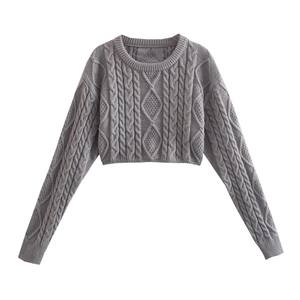 Maglione corto grigio da donna con trama a treccia e scollo rotondo in evidenza