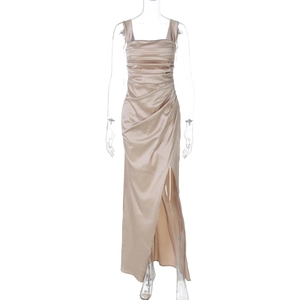 Dettaglio dell'abito in raso champagne con elegante texture increspata e spacco alto