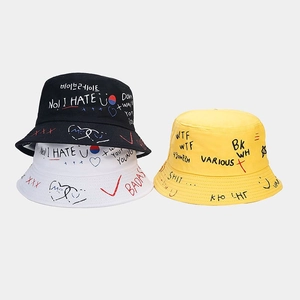 Chapeau bob graffiti avec imprimés lettres street style et symboles en noir, blanc et jaune