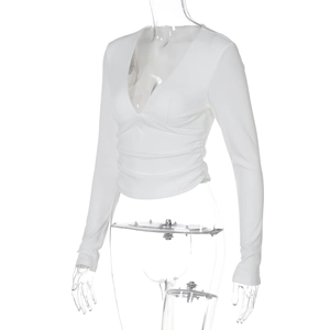 Détail de la texture en maille côtelée blanche et couture du col en V sur ce haut ajusté