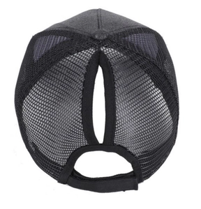 Dettaglio dell'apertura verticale per coda di cavallo su questo cappello nero glitter