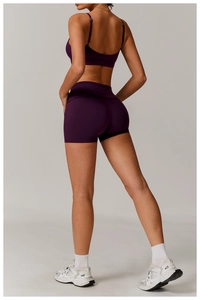 Vue arrière du short de yoga violet à séchage rapide et de sa brassière de sport