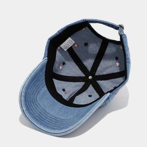 Vue intérieure de la casquette en jean avec bande de sudation en coton et boucle réglable