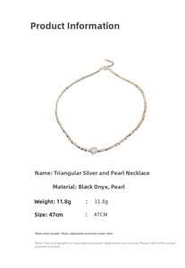 Détail du collier en hématite et perles montrant la longueur de 47cm et l'extension