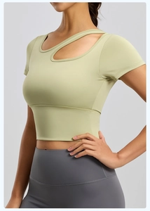Dettaglio del top da yoga verde avocado con scollatura asimmetrica e vestibilità slim