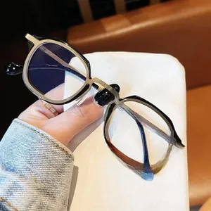 Dettaglio montatura occhiali retrò nera e oro con lenti anti-luce blu protettive