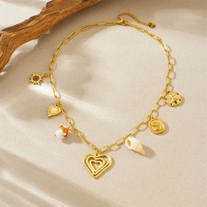 Collier multi-rangs en acier inoxydable doré avec pendentifs cœur, soleil et champignon