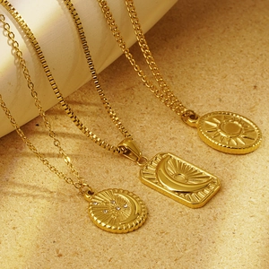 Collier Pendentif Soleil Lune Étoile en Acier Inoxydable Vintage pour Femmes Plaqué Or Strass Pendentif Céleste Chaîne Clavicule