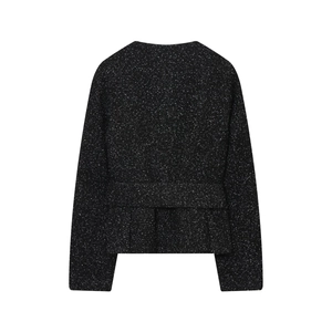 Vue arrière d'un blazer court en tweed texturé noir et gris avec une ceinture à la taille