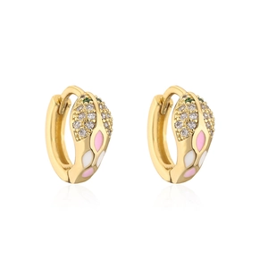 Dettaglio di orecchini a serpente placcati oro 18K con zirconi bianchi e smalto rosa