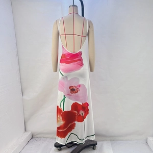 Détail du dos de la robe longue en satin à fleurs avec dos nu sur un mannequin de couture
