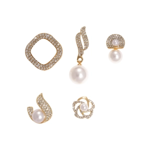 Set di dieci orecchini dorati con perle bianche e diamanti in forme geometriche