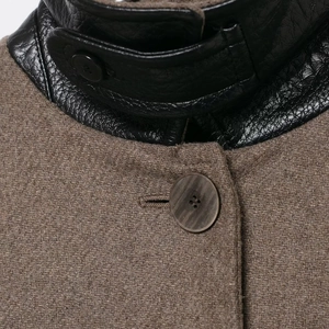 Cappotto lungo di lana con tessuto marrone, colletto in pelle nera e bottone in legno