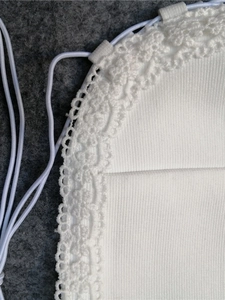 Gros plan sur les détails de la dentelle blanche et de la taille élastique du pantalon
