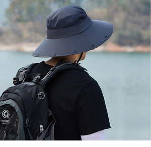Détail d'un chapeau de pêche extérieur avec maille respirante et large bord de protection