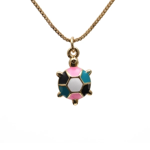 Detail einer goldenen Schildkrötenkette mit buntem Emaille-Panzer in Pink Blau Schwarz