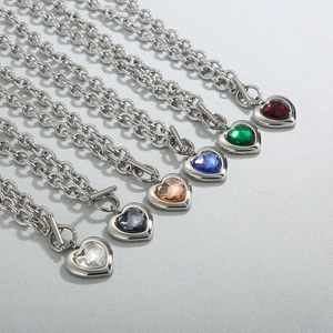 Vue détaillée des chaînes à boucle OT argentées avec pendentifs en cristal en forme de cœur