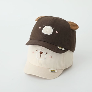 Détail de casquettes bébé avec oreilles d'ours en marron café et beige crème