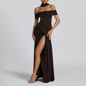 Détail d'une robe longue marron foncé à épaules dénudées avec fente haute et plis élégants